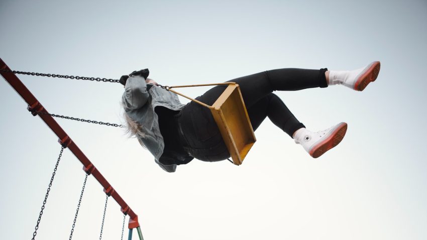 fille sur une balancoire